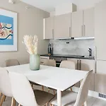 Urban - Stylish Scandinavian Gem With French Balcony 卑爾根